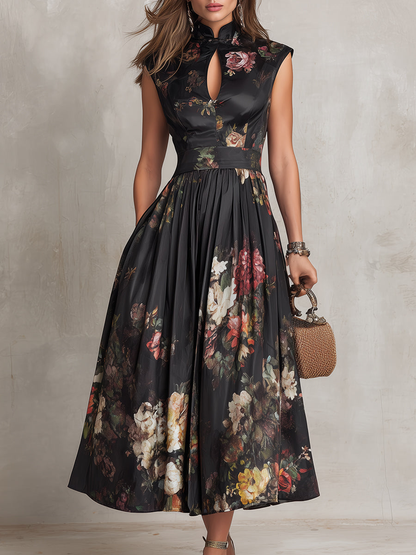 Violette™ | Robe midi en satin plissé noir à imprimé floral et encolure goutte d'eau
