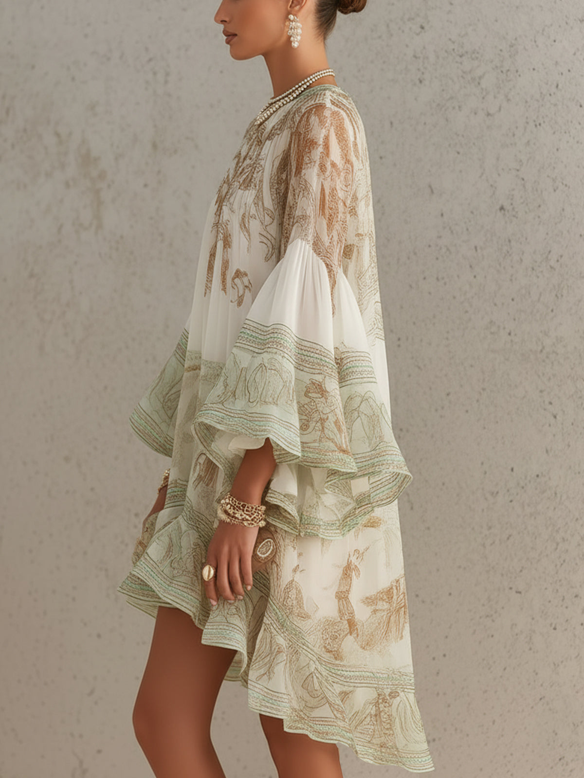 Solange | Robe courte asymétrique en mousseline verte à volants et manches cloches