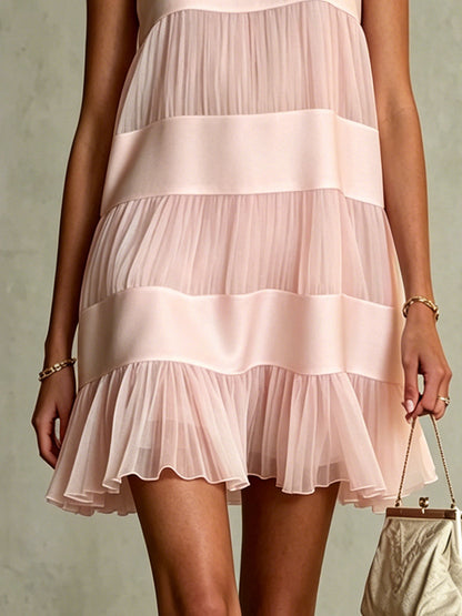 Carla - Robe courte patchwork rose clair en mousseline plissée et satin superposés