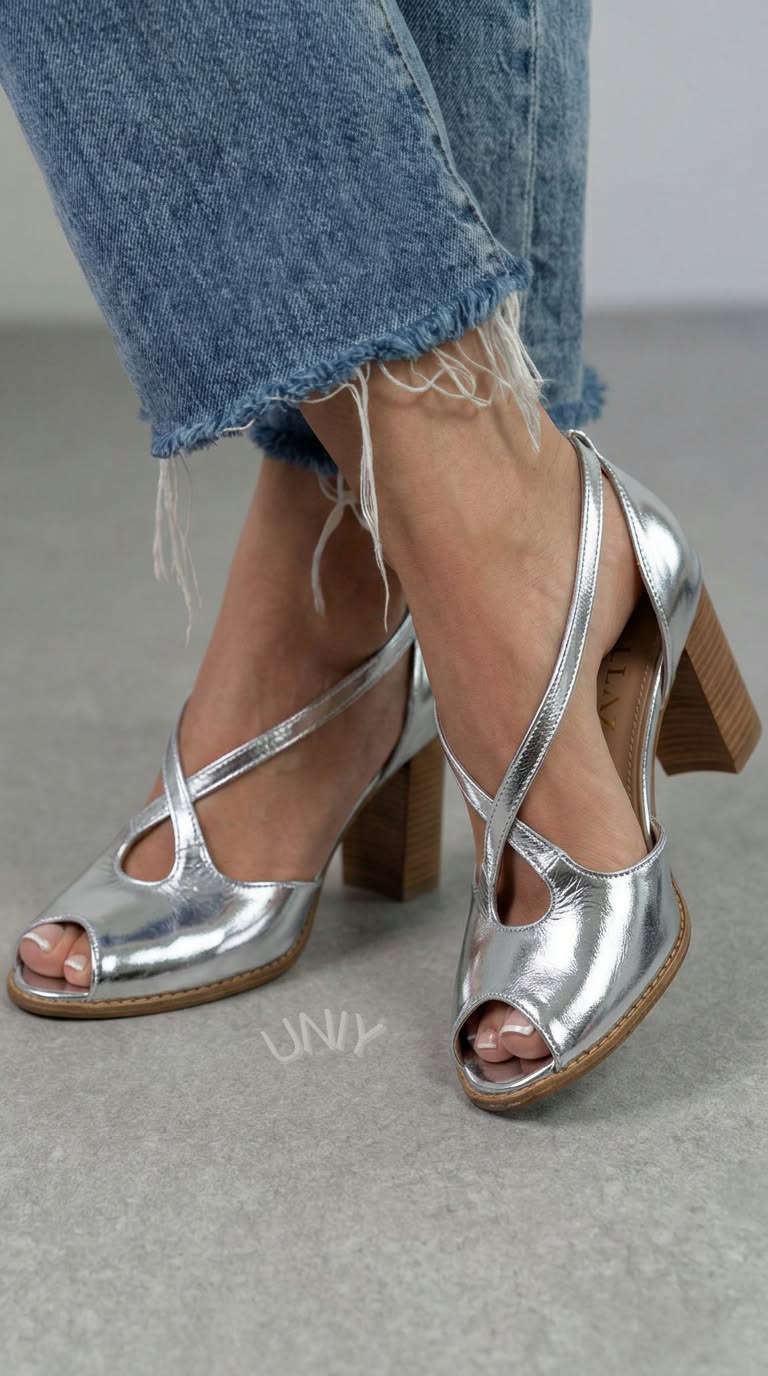 Sandales élégantes rose blush à brides croisées, bout ouvert et talon large