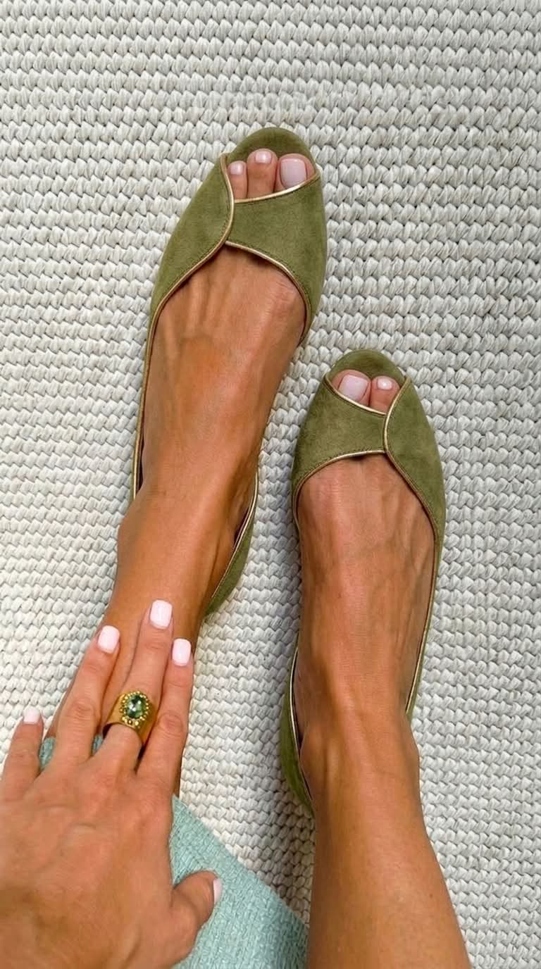 Ballerines d'Orsay peep toe en daim beige à liseré doré